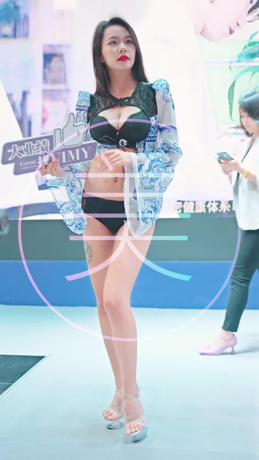 中國 廣州美博會賽車模特 車模內衣秀 04