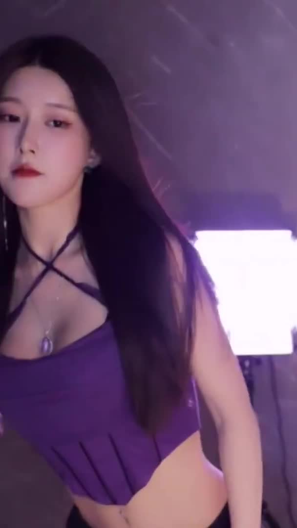 王芯恩 後背熱舞