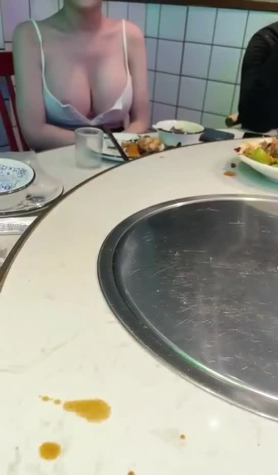 衣服太小還是怕沒人看