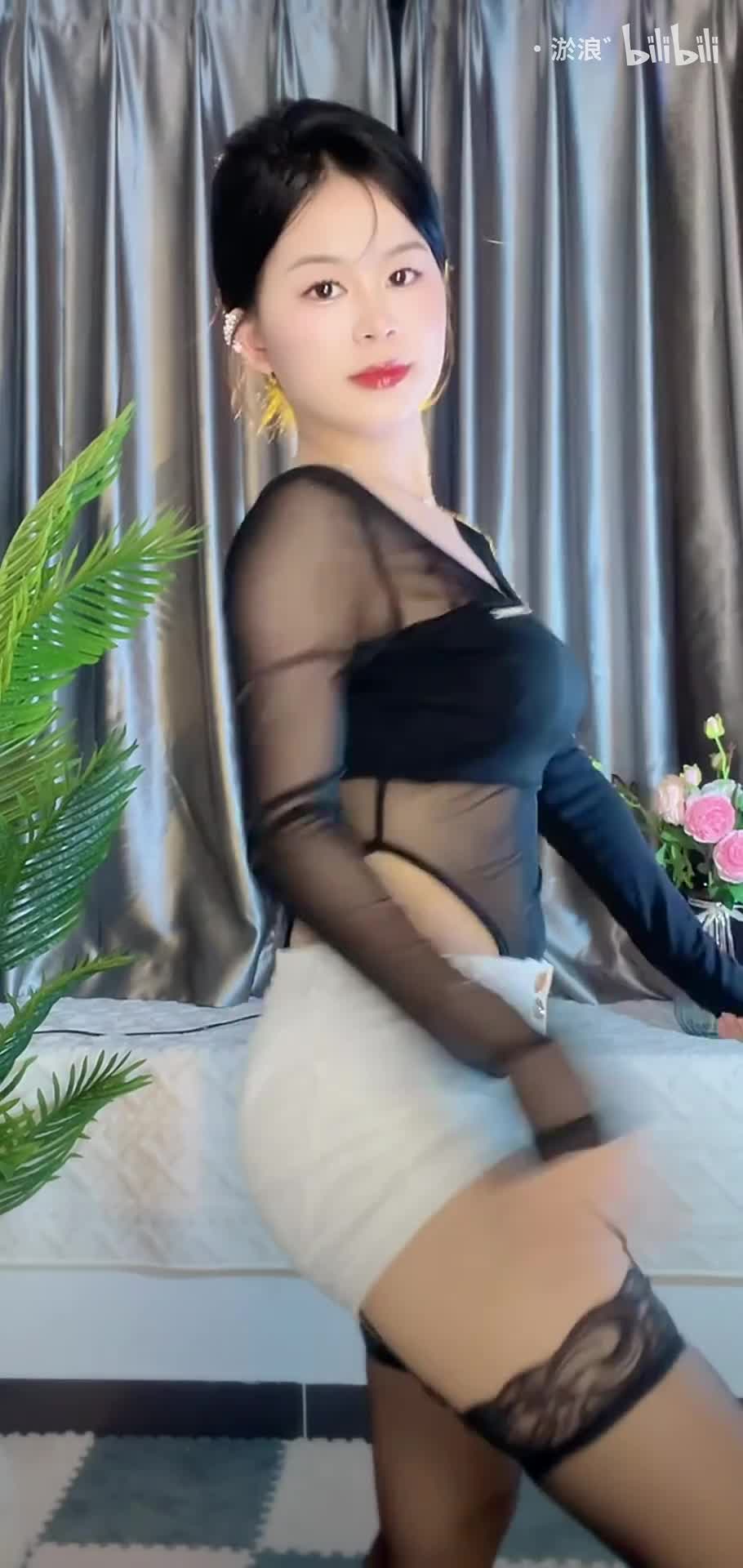 肉桃兒 穿搭欣賞 慢搖